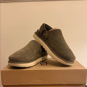 Women’s Ugg Clogs in Dark Brown!